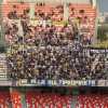 Bari, tifosi del Parma contro la multiproprietà. E lo stadio applaude