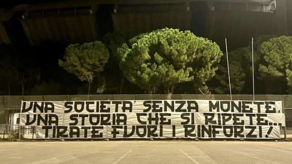 Bari, soffiano venti di contestazione: striscione della Nord contro i De Laurentiis 