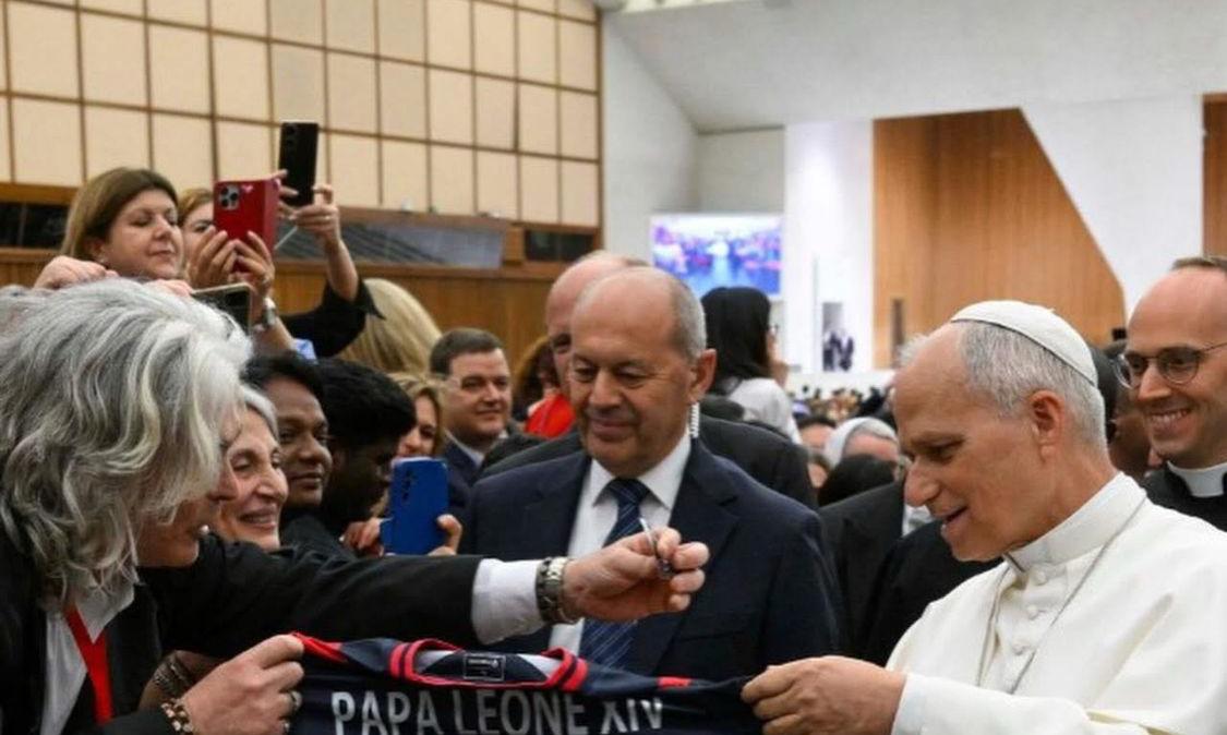 Una maglia del Taranto consegnata a Papa Leone XIV