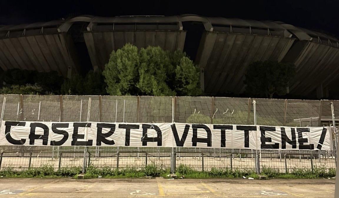 Bari, la contestazione continua: nel mirino anche Caserta