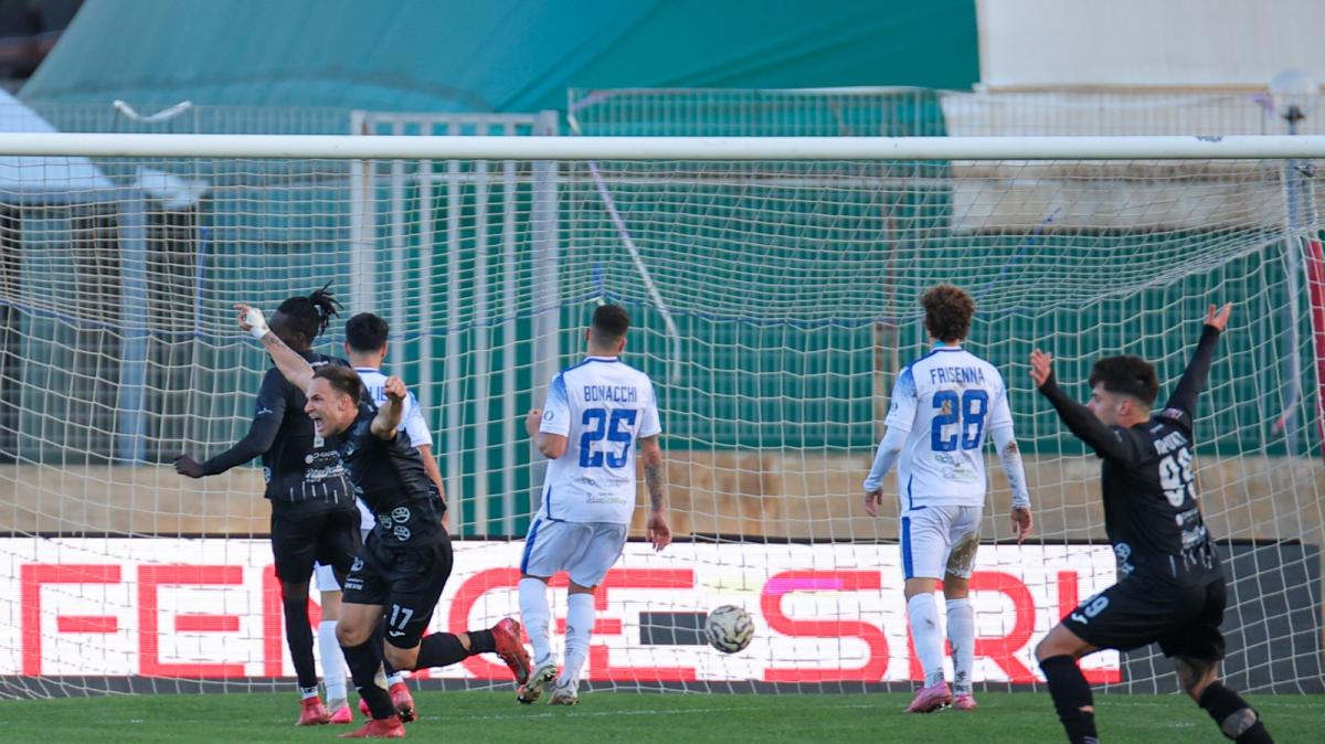 Monopoli-Siracusa 1-0: una perla di Battocchio regala il tris di vittorie 