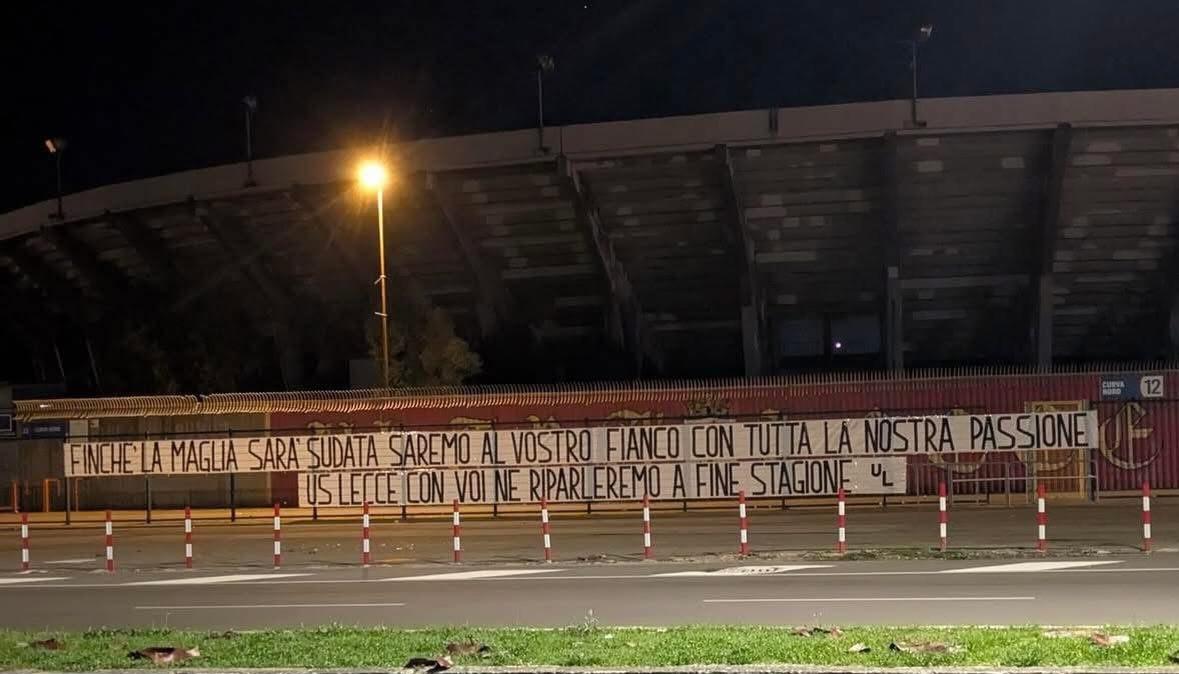 Lecce, striscione della curva nord fuori dal Via del Mare: il messaggio a squadra e società