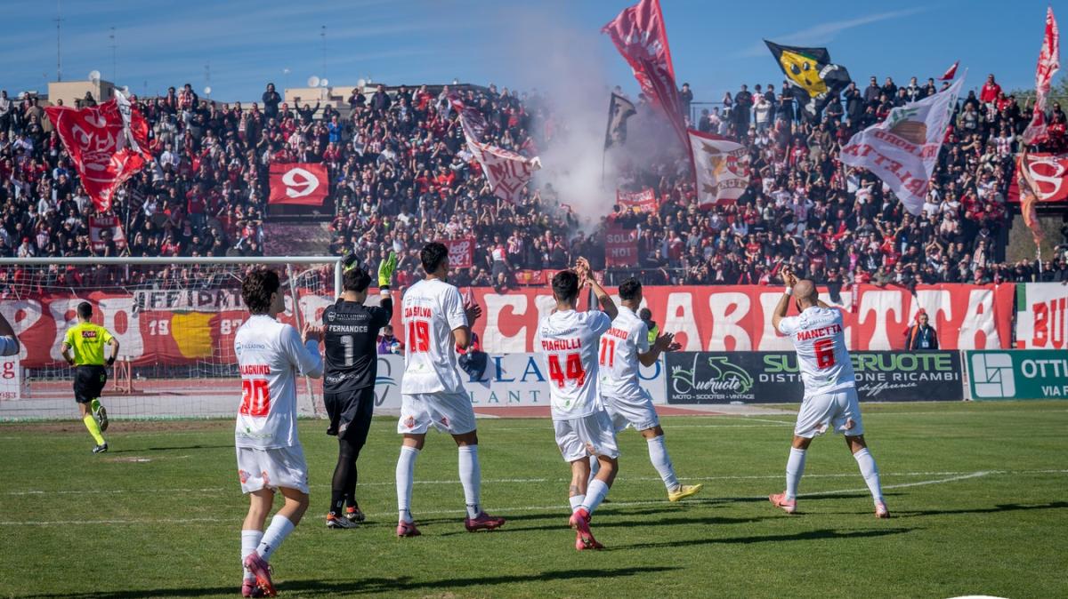 Barletta, febbre da promozione: tifosi in fila all’alba per i biglietti