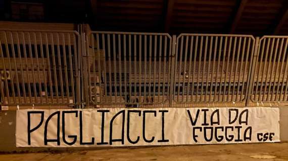 FOTO - Striscione dei tifosi contro la società: "Pagliacci, via da Foggia"