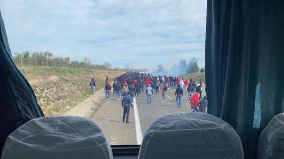 Agguato in autostrada tra ultras di Bari e Lecce: pulmini salentini accerchiati ed incendiati