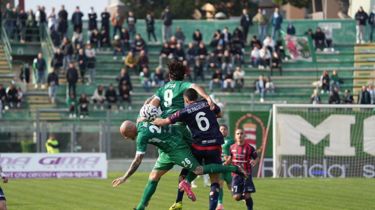 Monopoli-Crotone 1-1: Piovanello apre, Fall ricuce 