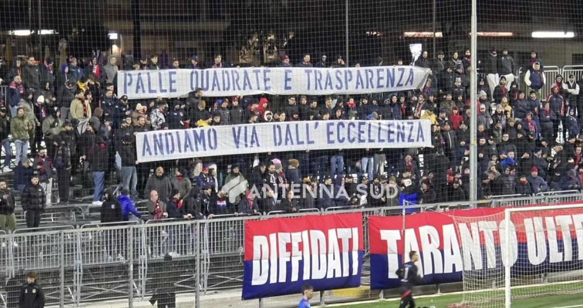 Taranto, striscione chiaro della Curva Nord