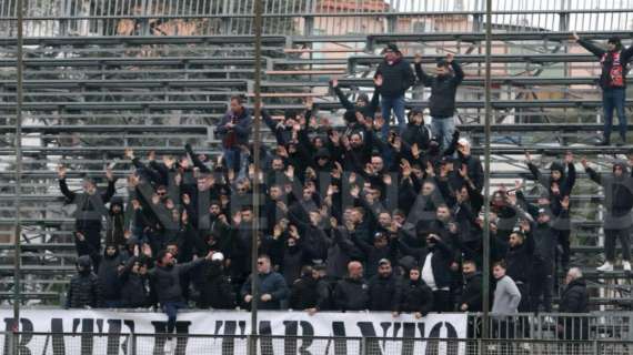 Daspo a tre tifosi del Taranto per aver acceso fumogeni ed esplosivi nel match col Latina