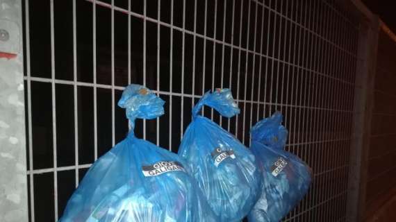 Taranto, striscioni e sacchi della spazzatura contro la società: è caos