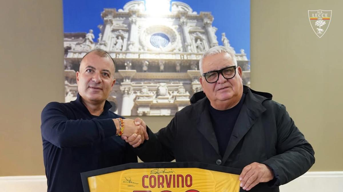 Lecce, maglia celebrativa per Corvino: 300 partite in Serie A