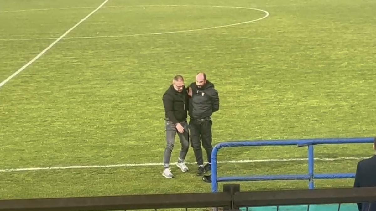 Caos a Monopoli: tifosi del Foggia invadono il terreno di gioco 