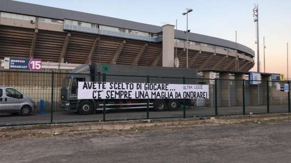 Lecce, gli ultras: "Avete scelto di giocare, c'è una maglia da onorare"