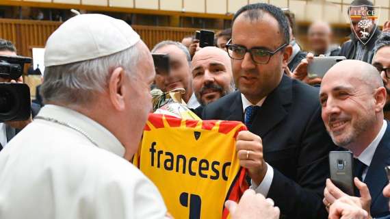 Lecce, la società in Vaticano. Una maglia per Papa Francesco
