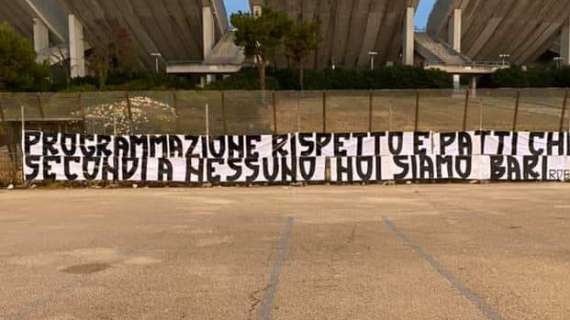 Bari, lo striscione degli ultras: "Secondi a nessuno"