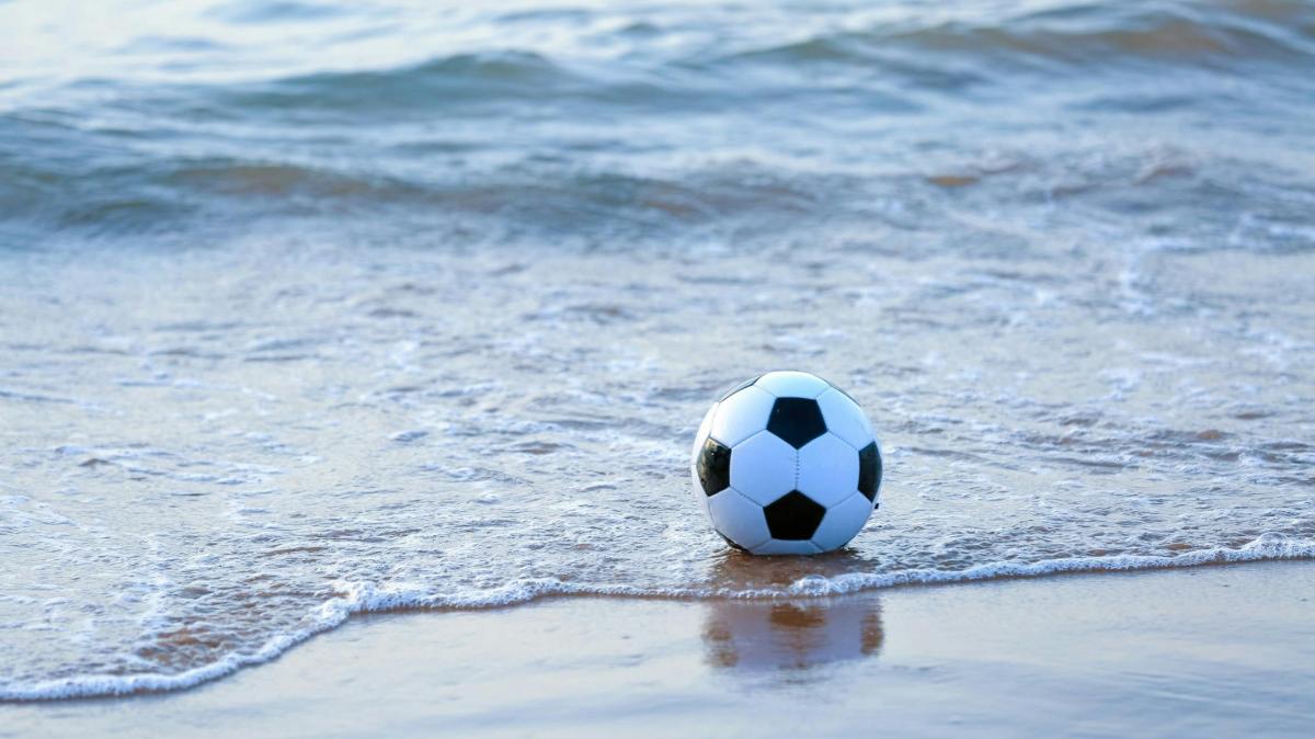 Un pallone sulla battigia