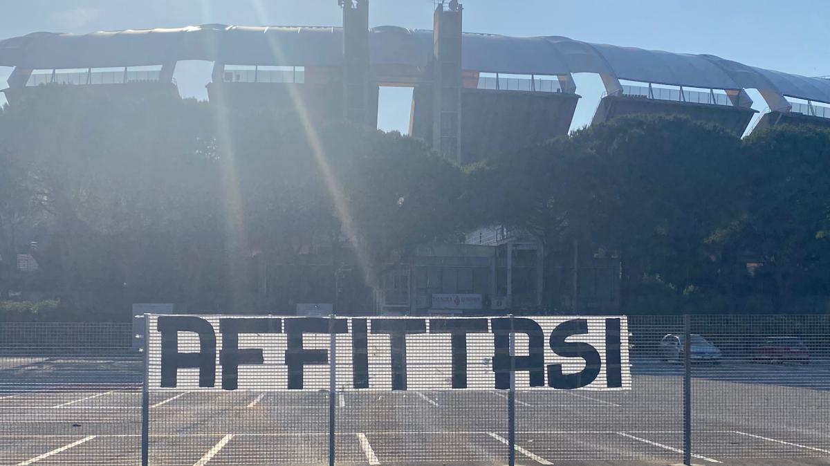 Bari, il San Nicola torna al Comune. Spunta l’ironico striscione ‘Affittasi’