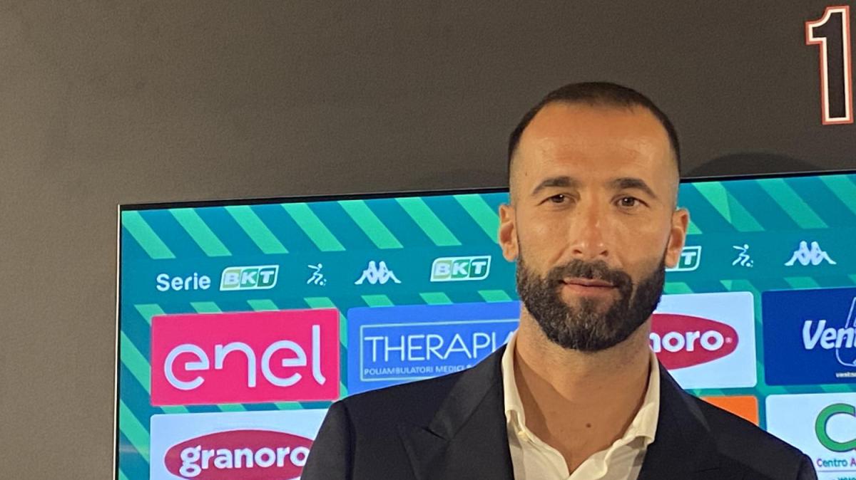 Bari, Di Cesare espulso: non sarà in panchina a Bolzano. Domenica pomeriggio la ripresa