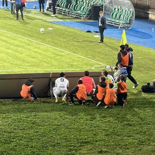 Monopoli-Foggia, invasione di campo: giocatori e bambini spaventati. L’assessore Laneve: “Mi viene da piangere”