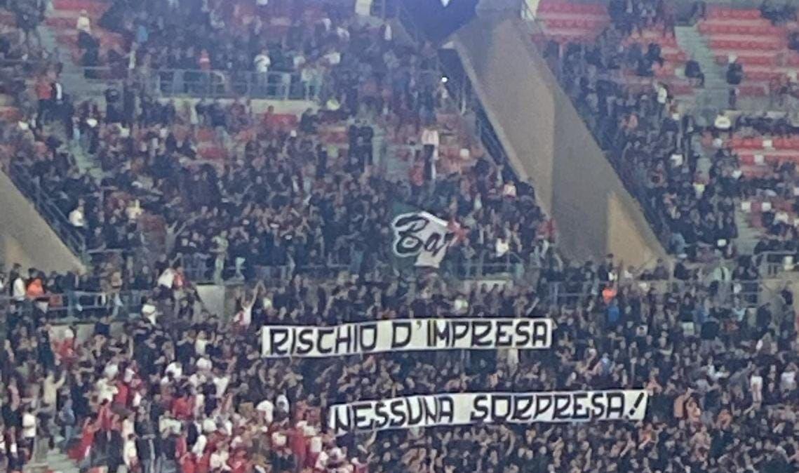 Bari, multa salata dopo la gara col Mantova: 7mila euro per lancio di petardi