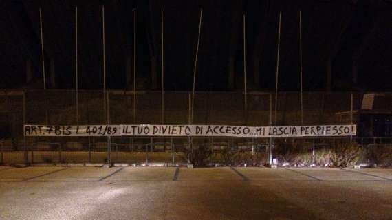 Bari, striscione dei tifosi fuori lo stadio contro la restrizione per la trasferta di Acireale