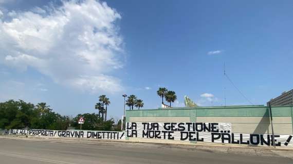 Casamassima, striscione contro Gravina all’esterno della LUM: “No alla multiproprietà. Gravina dimettiti!”