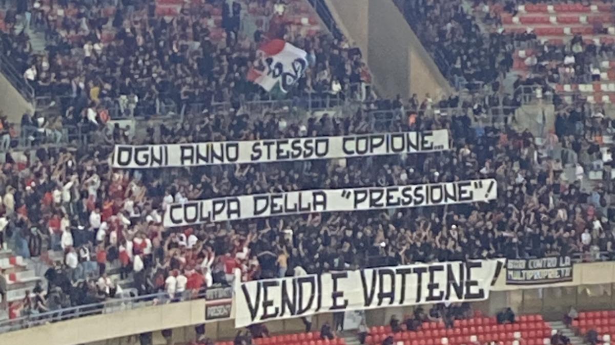 Bari, col Mantova più striscioni che tiri in porta. E la contestazione si allarga