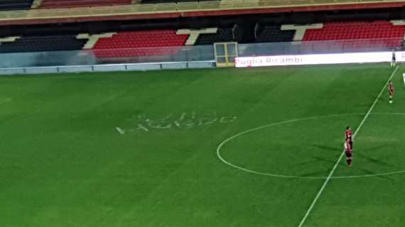 Foggia-Bari: "Via merde", la scritta sul prato dello Zaccheria durante la partita