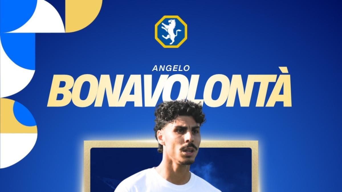 Fidelis Andria, ufficiale Angelo Bonavolontà a centrocampo