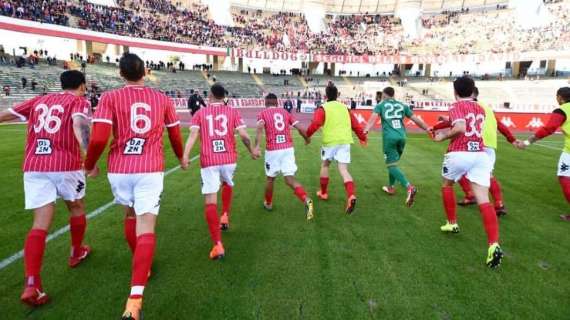Avellino-Bari 1-0: un gol di De Vena estromette i galletti dalla poule scudetto. Annullati tre gol biancorossi