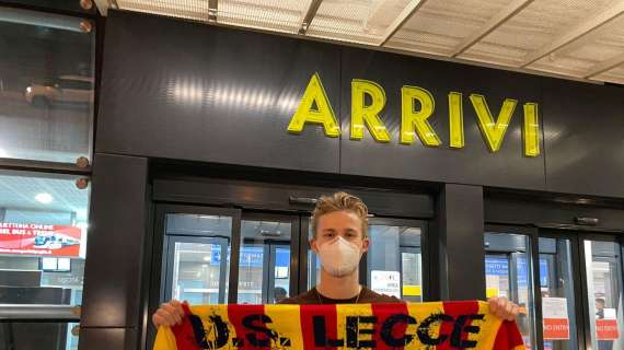 Lecce, Hjulmand è atterrato in Italia: accolto con la sciarpa giallorossa