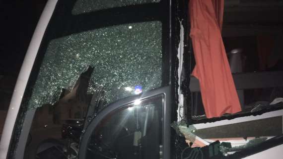Assalto al bus del Lecce a Trapani nella notte