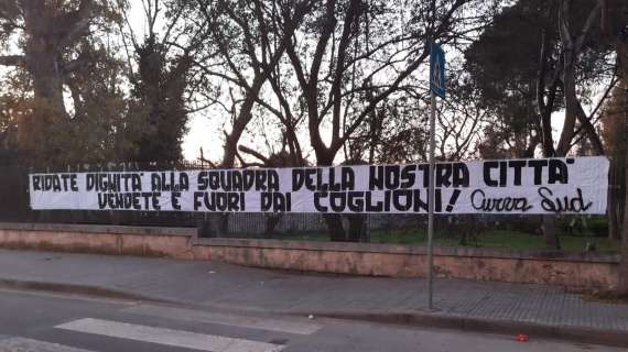 Brindisi, lo striscione della Curva Sud: “Vendete e ridate dignità alla città”