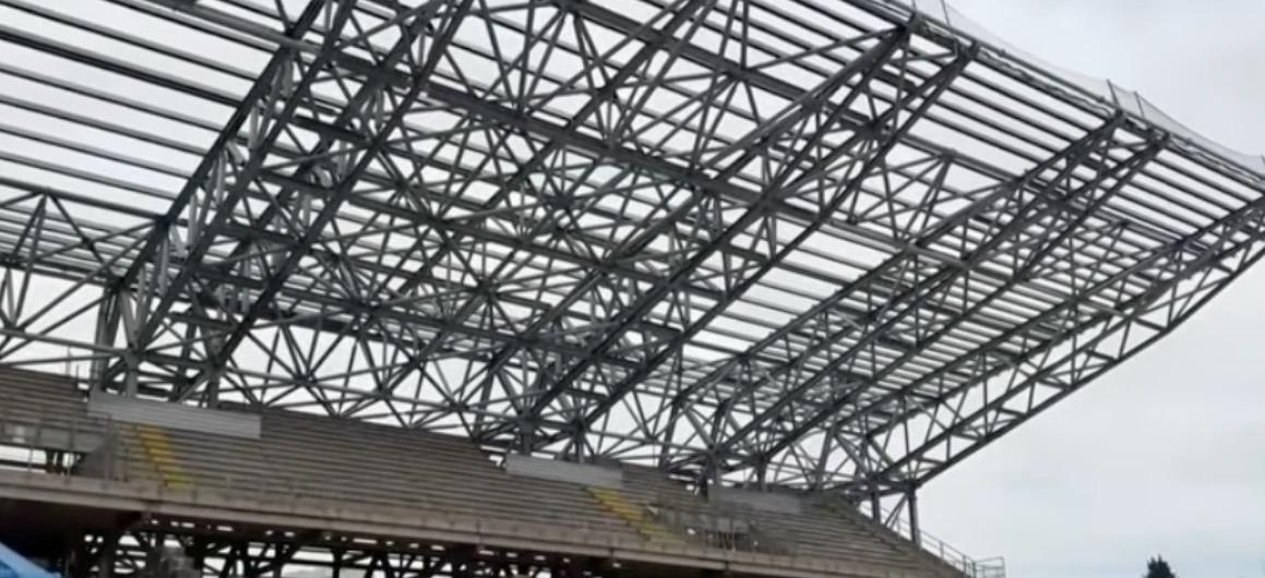 Taranto, completata la struttura della copertura curva Nord Iacovone