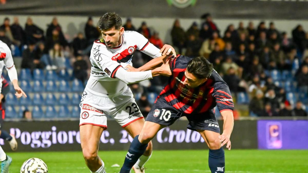 Crotone-Foggia 3-1: Romeo illude, poi si fa espellere: Pazienza sconfitto all'esordio