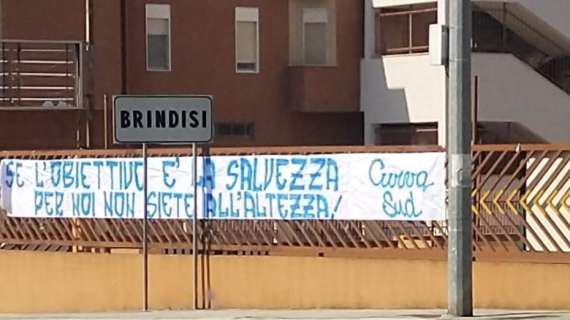 Brindisi, la Curva Sud: “Se l’obiettivo è la salvezza, per noi non siete all’altezza”