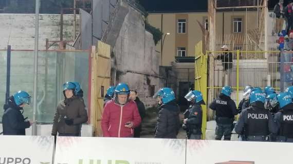 Casertana-Foggia, invasione dei tifosi campani che danneggiano un cancello: partita sospesa