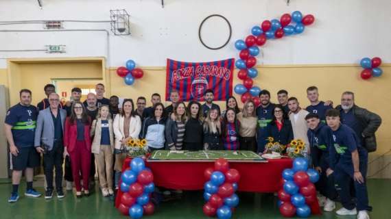 Casarano, abbraccio rossazzurro: accoglienza da sogno per la squadra nella scuola di via Messina