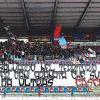 Lo striscione di incoraggiamento per il derby di Salerno