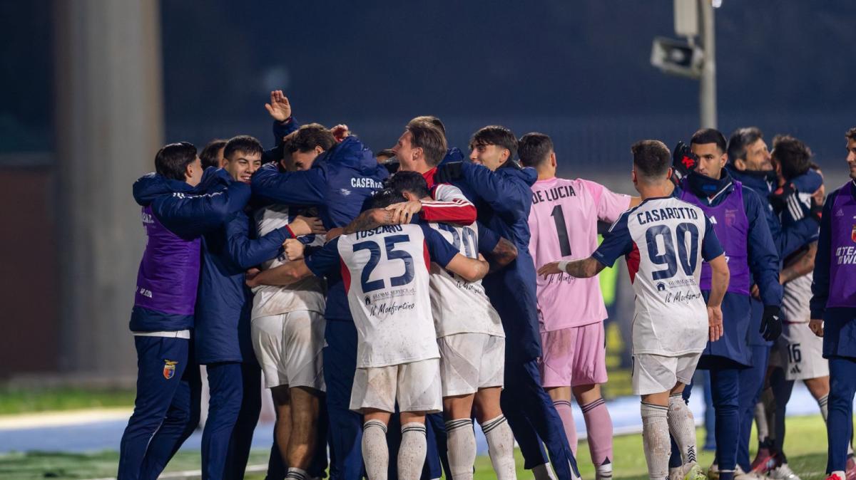 Esultanza rossobl&ugrave; 