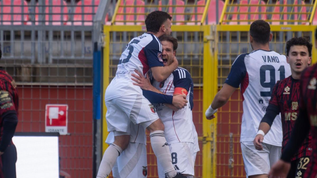 Esultanza rossobl&ugrave; 