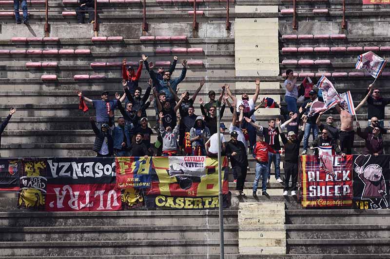 Pugno duro del Minestero: pesantissima punizione per le tifoserie di Casertana e Casarano