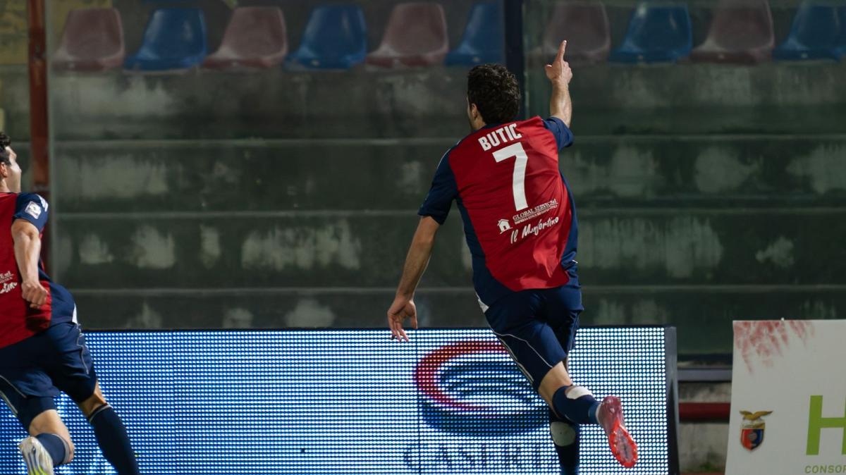 Alla Casertana il derby sotto il diluvio. Rossoblù a un passo dal podio. Rileggi la nostra diretta