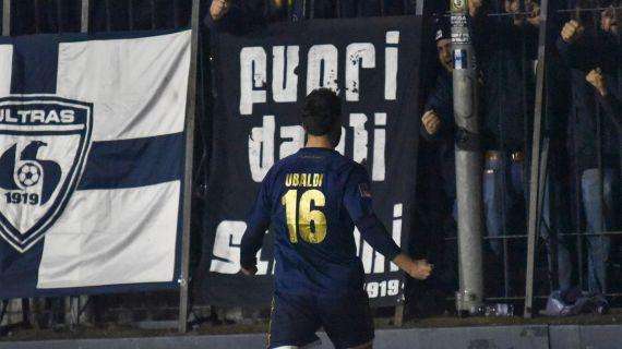 L'uomo della provvidenza coglie l'attimo per il primo mattoncino-salvezza