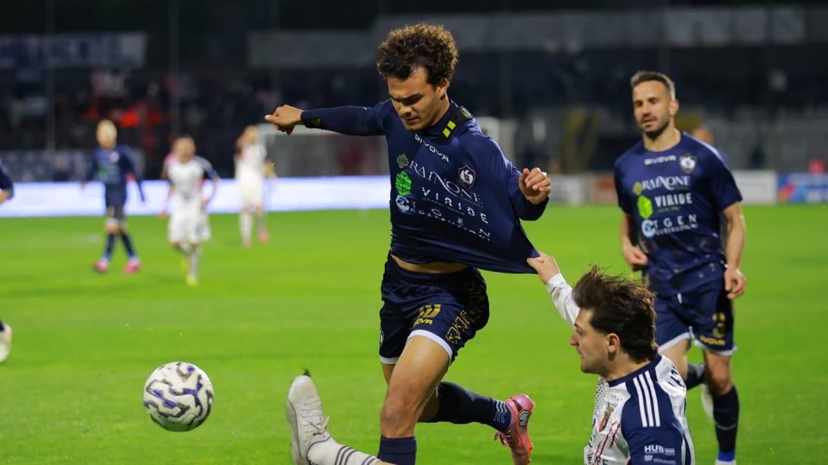 Casarotto decide il derby del Lamberti tra Cavese e Casertana. Finisce 0-1 per i falchetti