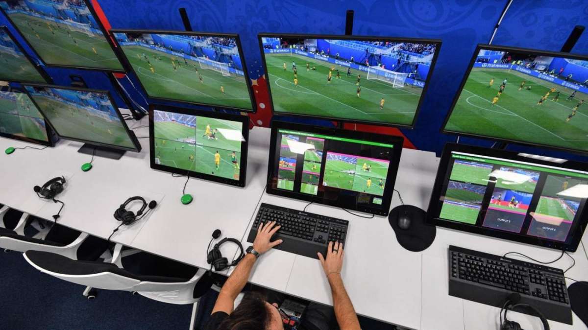 Ischia-Cavese, le decisioni dell'arbitro: possibili rigori su Felleca e Foggia