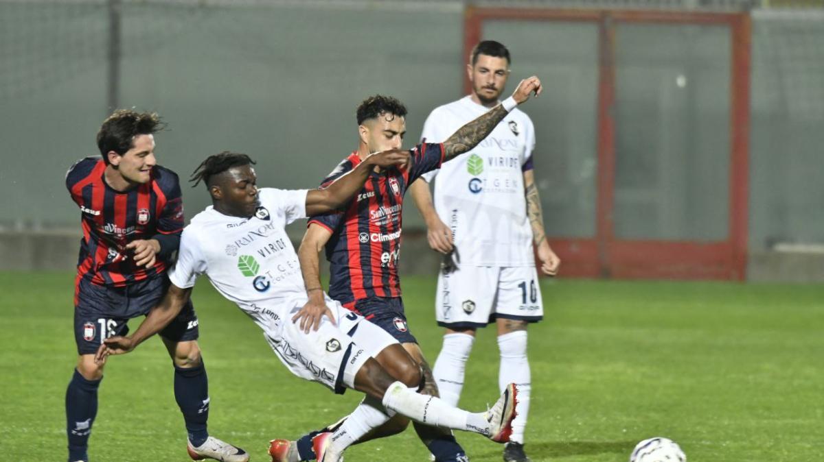 Troppa poca Cavese allo Scida. Il Crotone ringrazia e batte per 2-0 i metelliani 