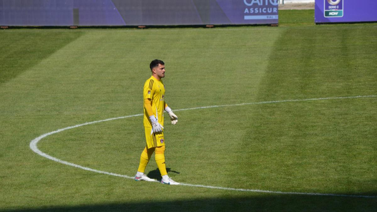 Porte girevoli tra i pali? Enis Ujkaj vicino alla Cavese