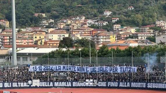 La Cavese chiede e ottiene un minuto di silenzio per i tre tifosi del Foggia: un segnale di rispetto che fa riflettere