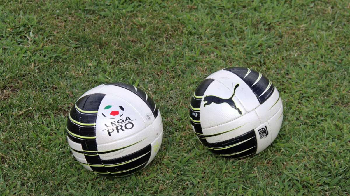Piccoli tifosi bianconeri e genoani insieme allo stadio