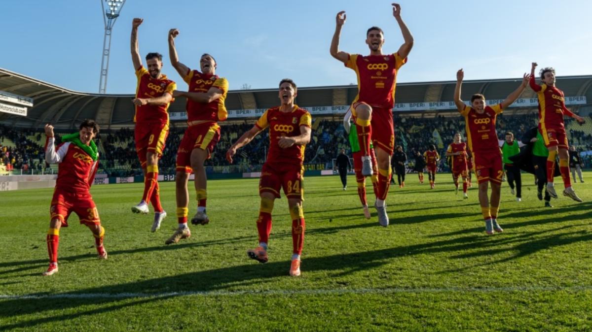 Non c’è due senza tre: il Catanzaro punta i play-off, la finale…